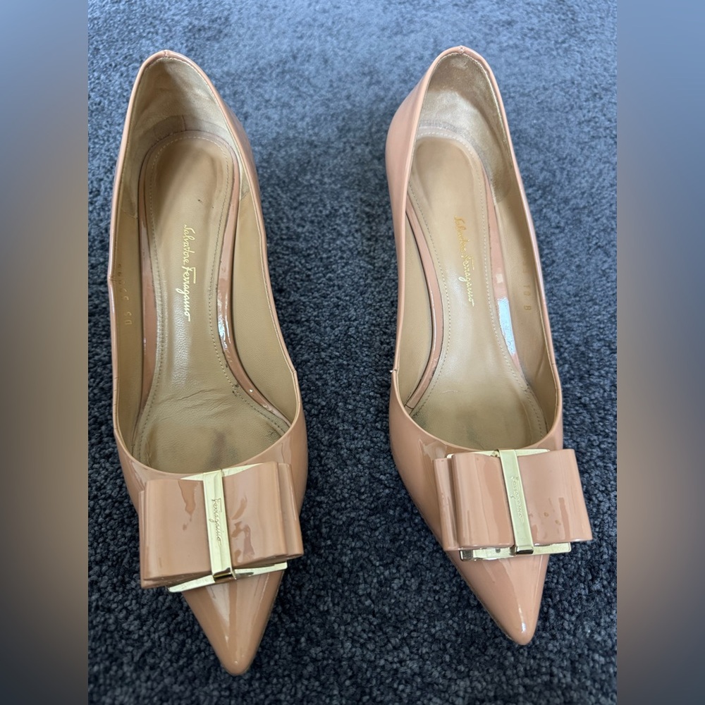 Ferragamo beige patent leather pump